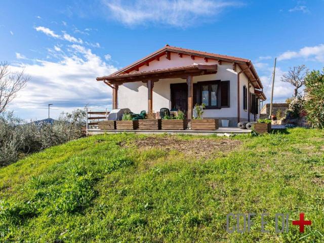 Villa Indipendente in vendita a Mompeo, Lazio