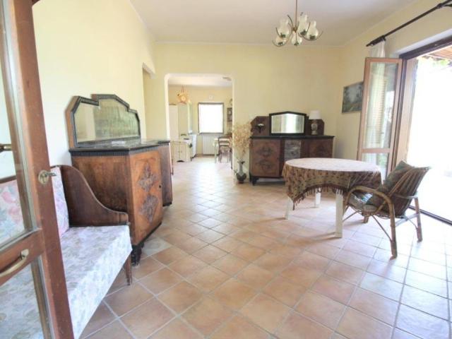 Villa Indipendente in vendita a Mompeo, Lazio