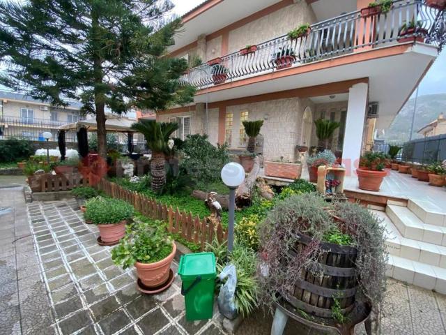 Villa Indipendente in vendita a Mondragone, Campania