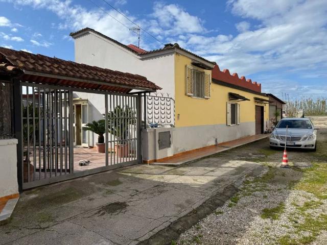 Villa Indipendente in vendita a Pescopagano, Mondragone
