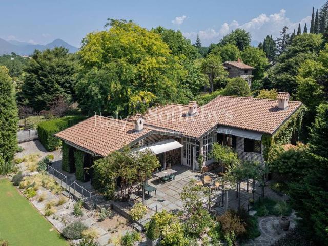 Villa Indipendente in vendita a Monguzzo, Lombardia