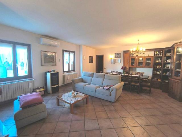 Villa Indipendente in vendita a Monguzzo, Lombardia