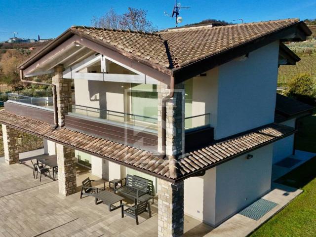 Villa Indipendente in vendita a Monte Tapino, Moniga Del Garda