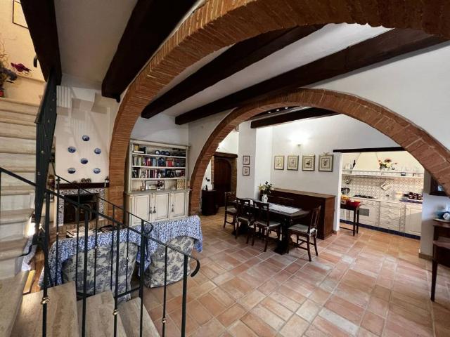 Villa Indipendente in vendita a Montalcino, Toscana