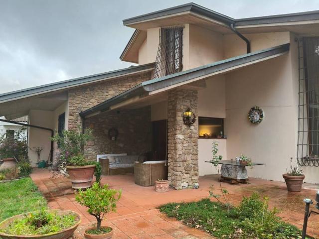 Villa Indipendente in vendita a Montale, Toscana
