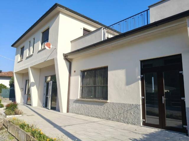 Villa Indipendente in vendita a Montano Lucino, Lombardia