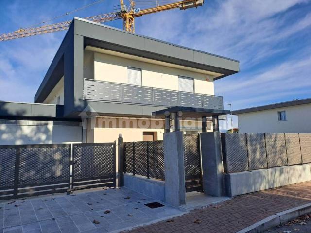Villa Indipendente in vendita a Lucino, Montano Lucino
