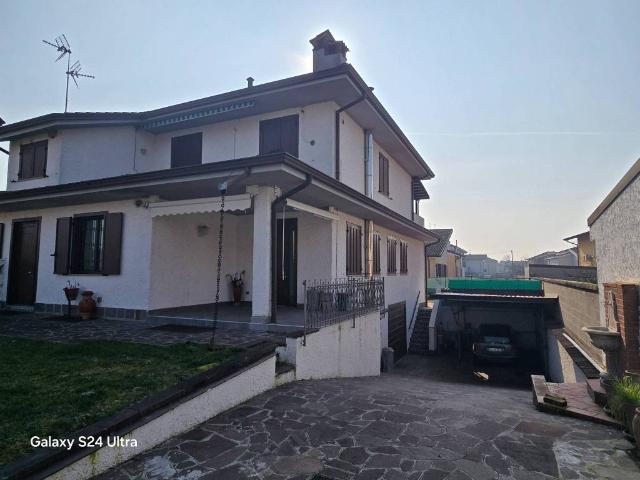 Villa Indipendente in vendita a Monte Cremasco, Lombardia