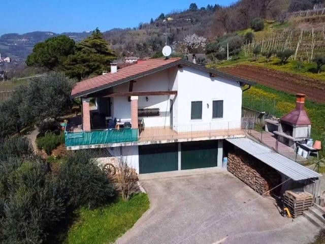 Villa Indipendente in vendita a Montebello Vicentino, Veneto