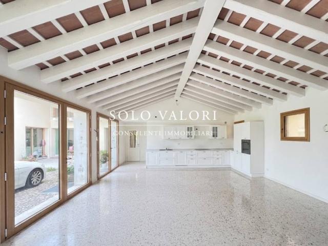 Villa Indipendente in vendita a Montebelluna, Veneto