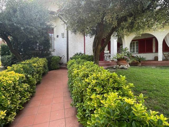 Villa Indipendente in vendita a Montecatini Terme, Toscana