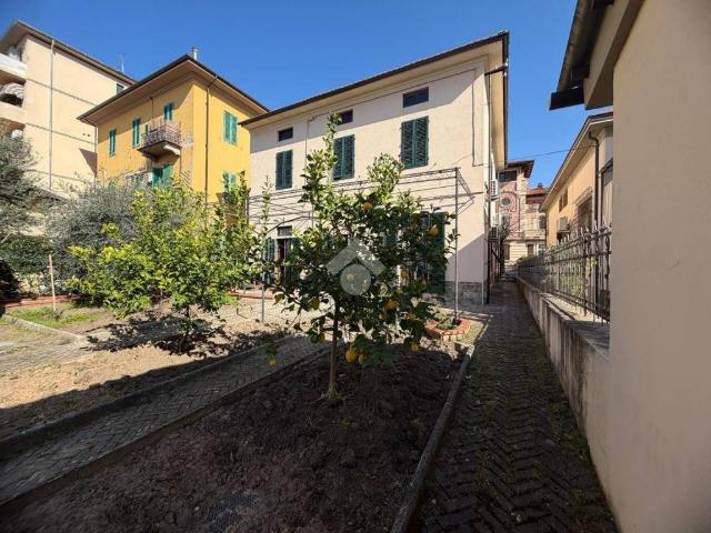 Villa Indipendente in vendita a Montecatini Terme, Toscana