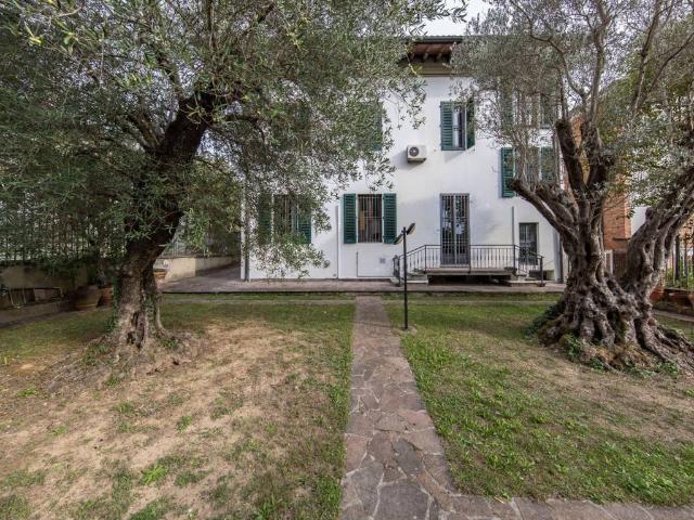 Villa Indipendente in vendita a Montecatini Terme, Toscana
