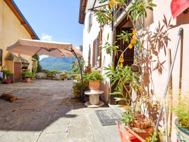 Villa Indipendente in vendita a Comunità Montana Valli del Verbano, Montegrino Valtravaglia