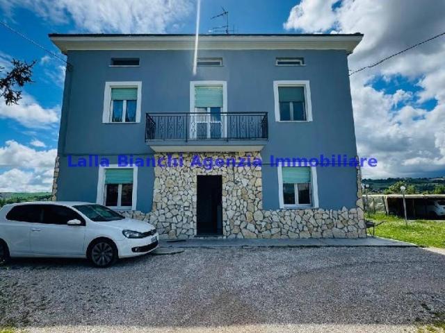Villa Indipendente in vendita a Vallefoglia, Marche