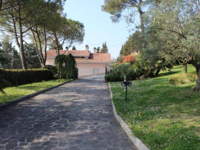 Villa Indipendente in vendita a Osteria Nuova, Marche