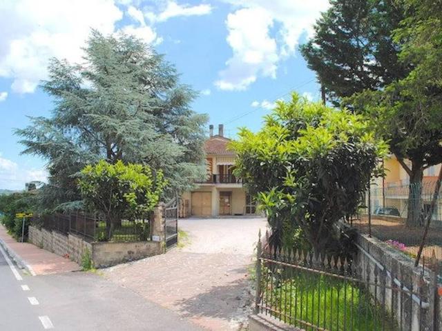 Villa Indipendente in vendita a Acquaviva, Abbadia Di Montepulciano