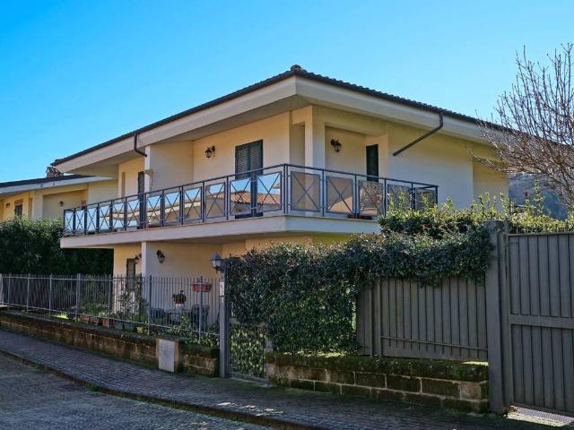 Villa Indipendente in vendita a Monterosi, Lazio