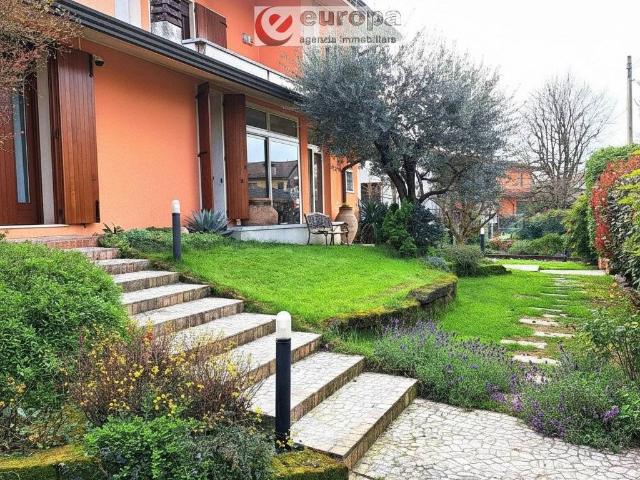 Villa Indipendente in vendita a Monticello Conte Otto, Veneto
