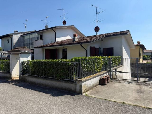 Villa Indipendente in vendita a Montichiari, Lombardia