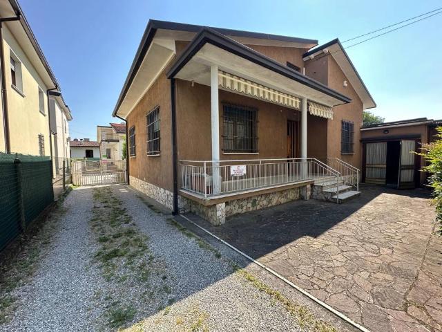 Villa Indipendente in vendita a Montichiari, Lombardia