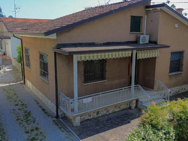 Villa Indipendente in vendita a Montichiari, Lombardia