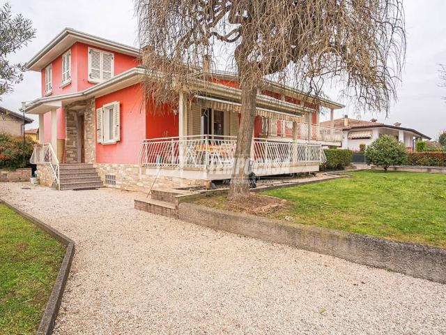 Villa Indipendente in vendita a Montichiari, Lombardia