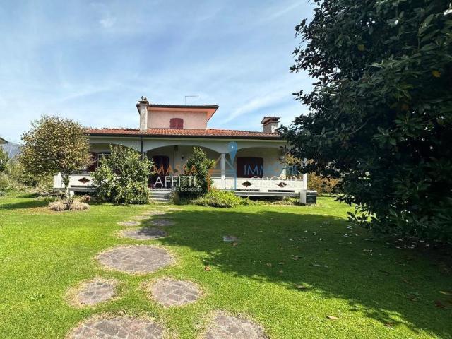 Villa Indipendente in vendita a Montignoso, Toscana