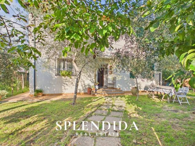Villa Indipendente in vendita a Montignoso, Toscana