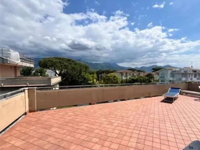 Villa Indipendente in vendita a Montignoso, Toscana