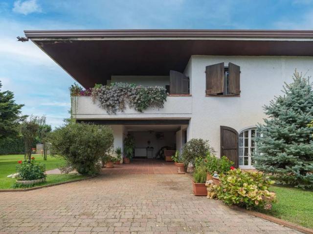 Villa Indipendente in vendita a Montignoso, Toscana