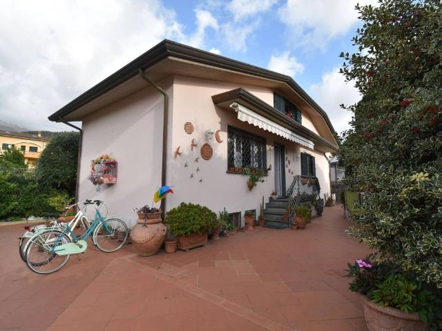 Villa Indipendente in vendita a Cervaiolo, Montignoso