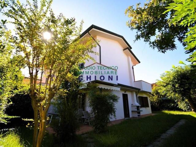 Villa Indipendente in vendita a Montignoso, Massa