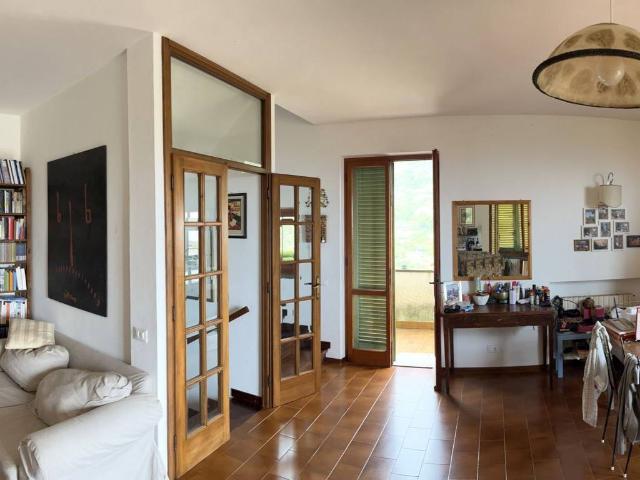 Villa Indipendente in vendita a Prato, Montignoso