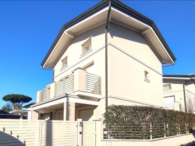 Villa Indipendente in vendita a Montignoso, Toscana