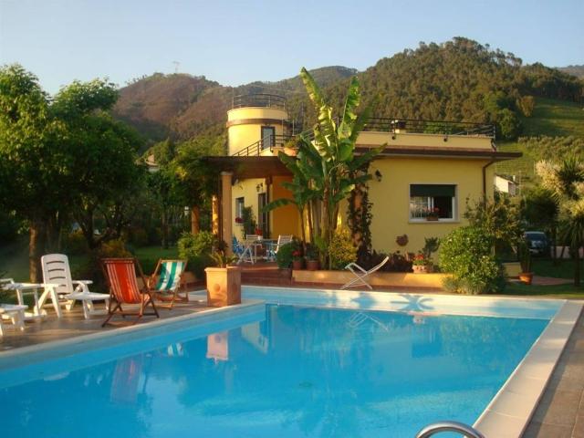 Villa Indipendente in vendita a Debbia, Montignoso