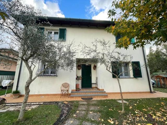 Villa Indipendente in vendita a Montignoso, Toscana
