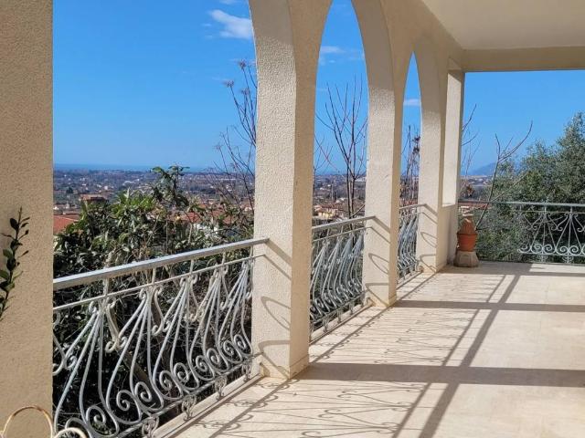 Villa Indipendente in vendita a Capanne, Montignoso
