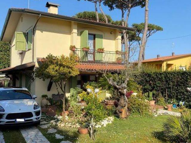 Villa Indipendente in vendita a Montignoso, Toscana