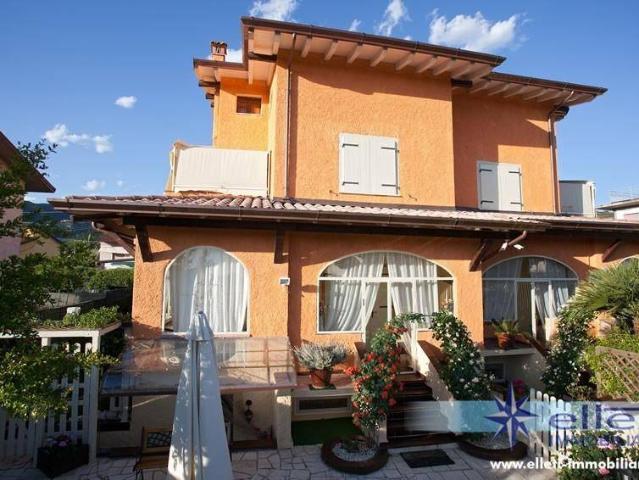 Villa Indipendente in vendita a Montignoso, Toscana