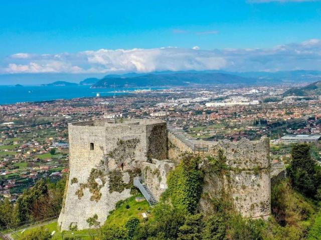 Villa Indipendente in vendita a Debbia, Montignoso