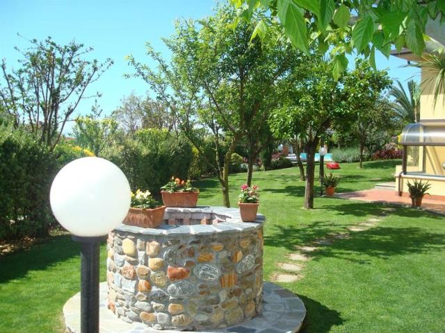Villa Indipendente in vendita a Debbia, Montignoso