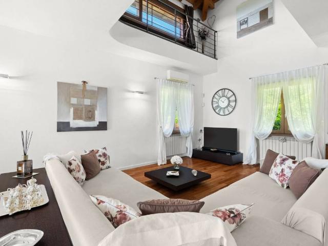Villa Indipendente in vendita a Montorfano, Lombardia