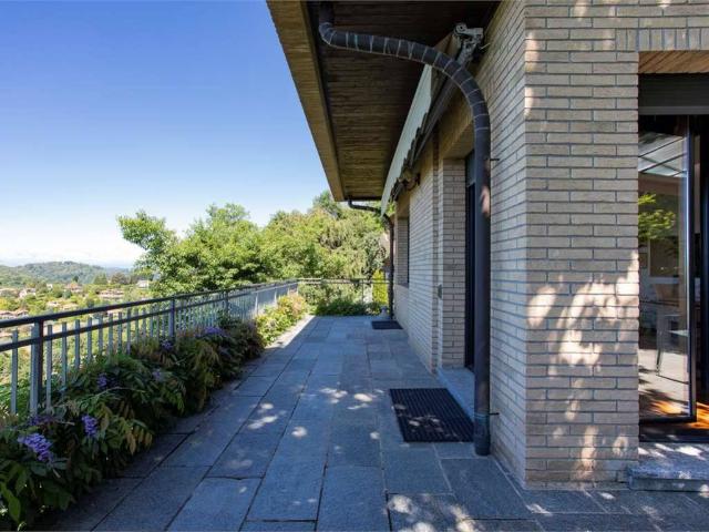 Villa Indipendente in vendita a Montorfano, Lombardia