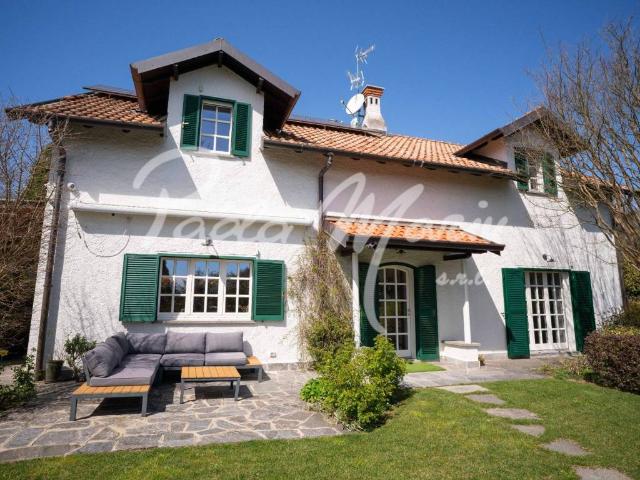 Villa Indipendente in vendita a Montorfano, Lombardia