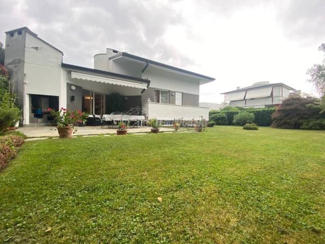 Villa Indipendente in vendita a Montorfano, Lombardia