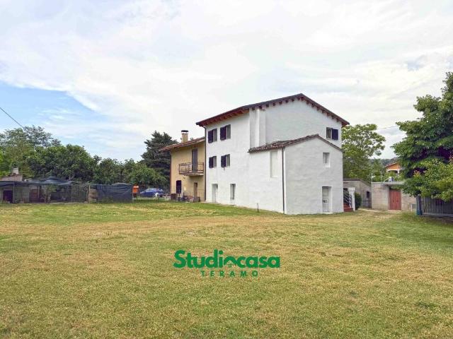 Villa Indipendente in vendita a Montorio Al Vomano, Abruzzo