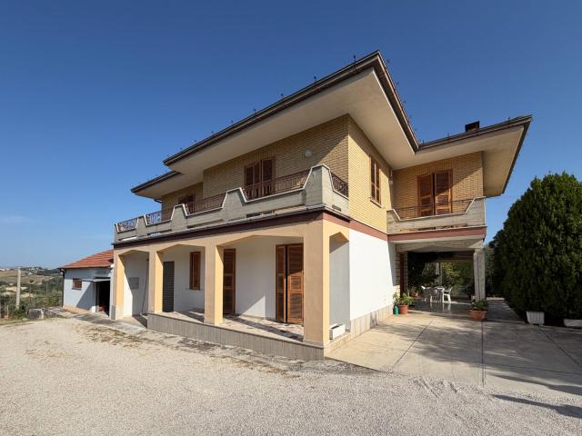 Villa Indipendente in vendita a Montottone, Fermo