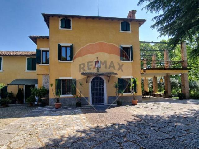 Villa Indipendente in vendita a Monzambano, Lombardia