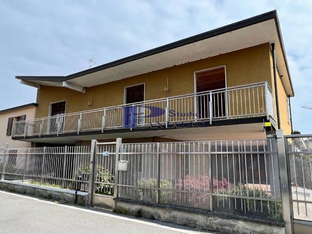 Villa Indipendente in vendita a Morimondo, Lombardia